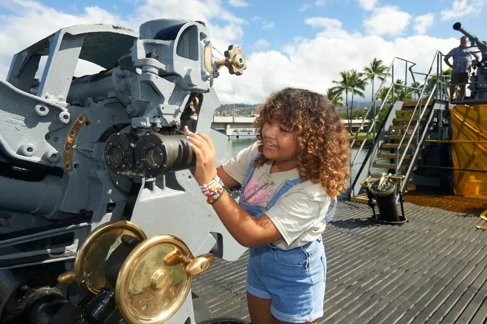 Deluxe Pearl Harbor WWII Tour: Arizona, Missouri, Bowfin, & Aviation Museum