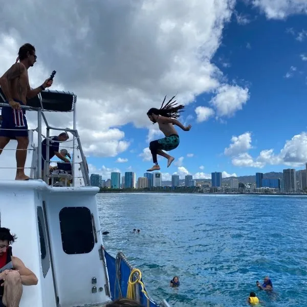 Waikiki Turtle Snorkel Tour: 30ft Jumping Platform & Multi-Level Boat Thrills - photo 4