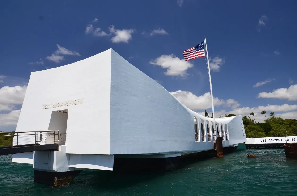 Deluxe Pearl Harbor WWII Tour: Arizona, Missouri, Bowfin, & Aviation Museum - photo 1