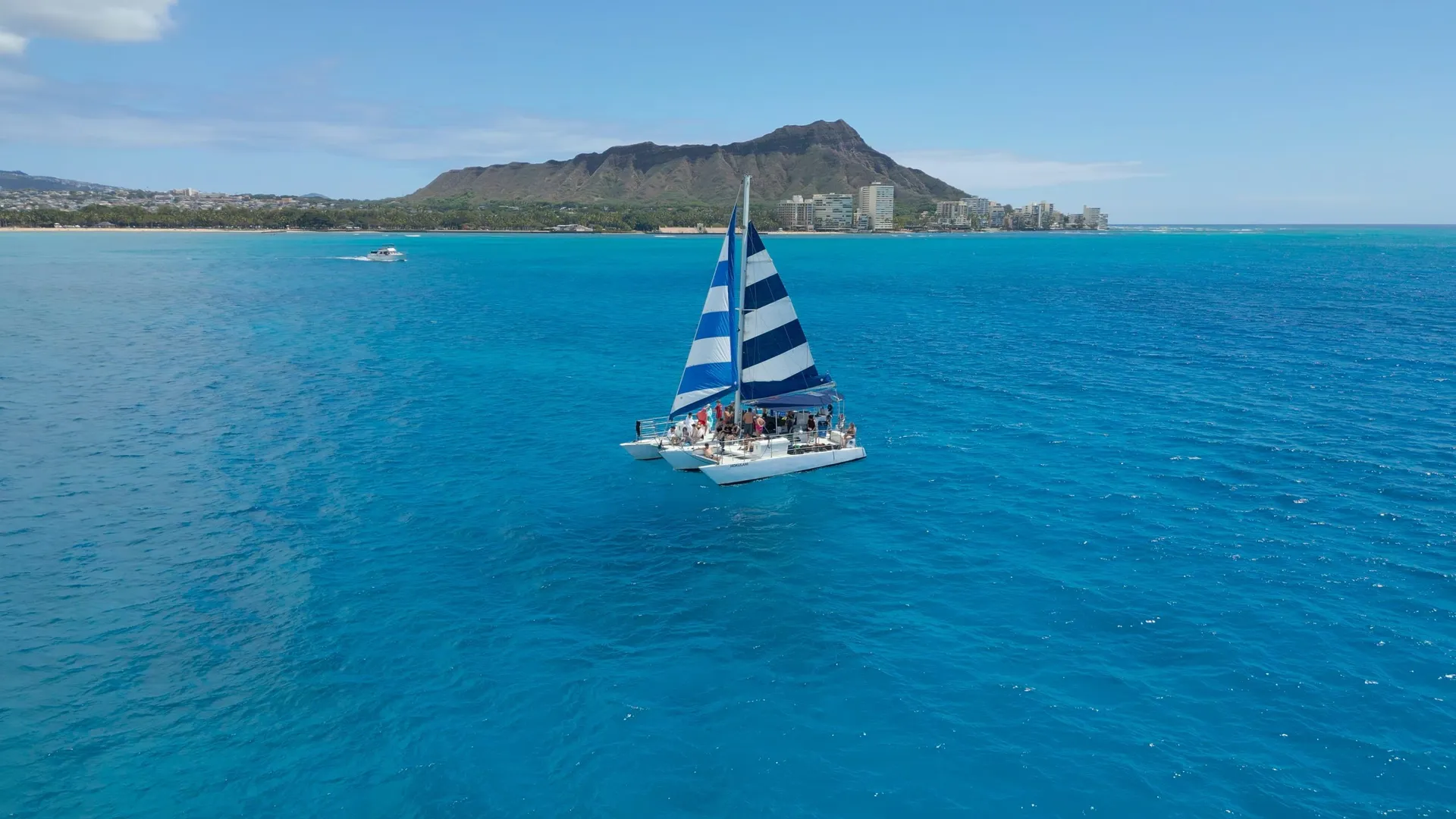 Scenic Waikiki Snorkel Cruise: Luxury Sailing to Turtle Canyon & Skyline Views - photo 2